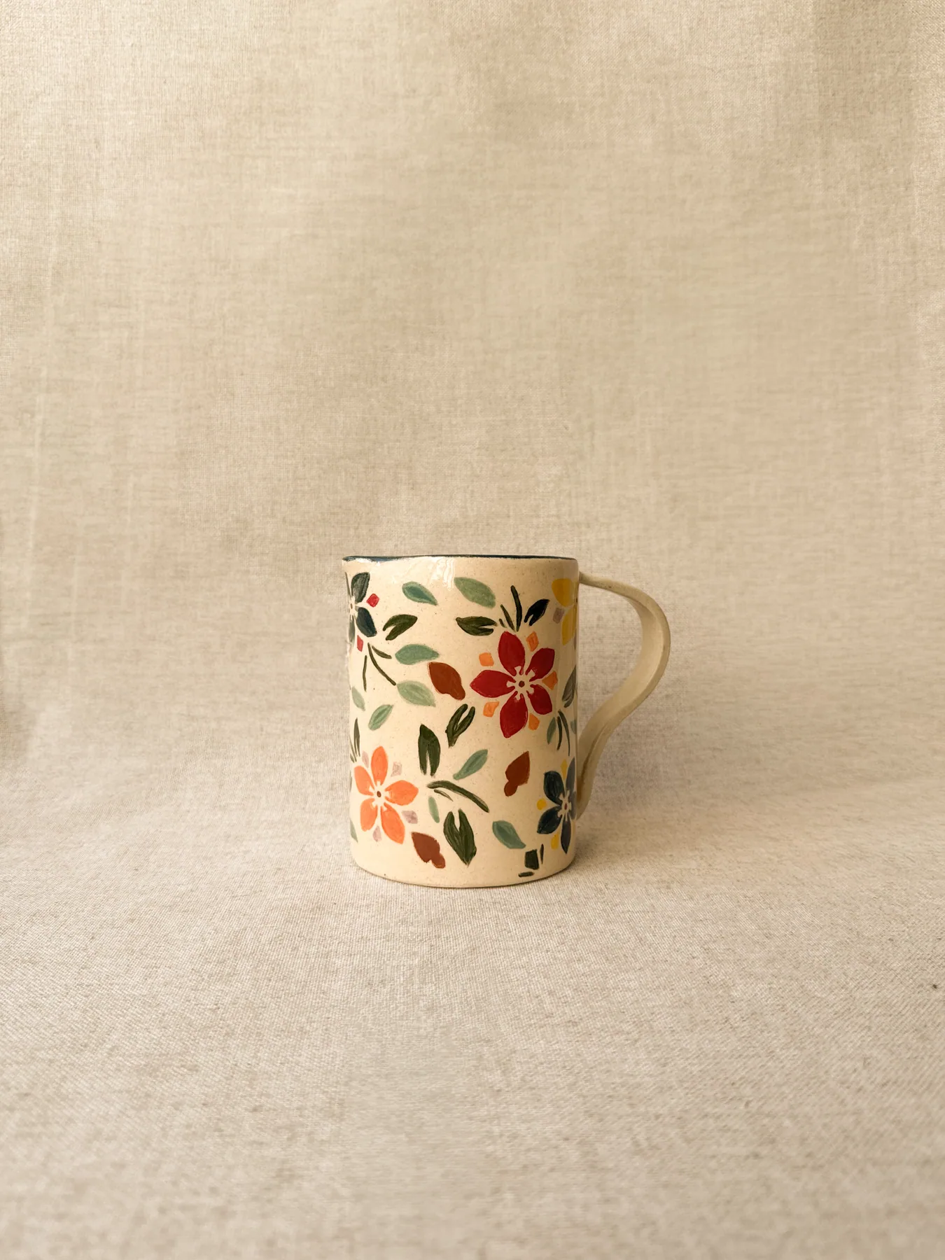 Pequena caneca salpicada sobre fundo claro